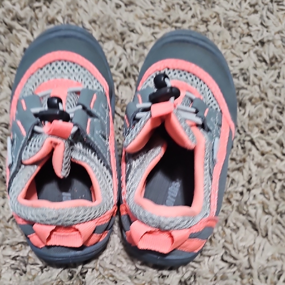Northside Kids Water Shoes in Gray and Pink